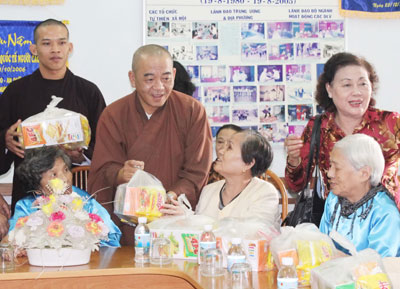 Đại diện Ban Từ thiện xã hội Phật giáo Khánh Hòa tặng quà Tết tại Nhà Dưỡng lão và An dưỡng.
