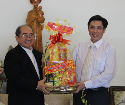 ông Lê Đức Vinh tặng quà, chúc Tết đại diện Tòa Giám mục Nha Trang.