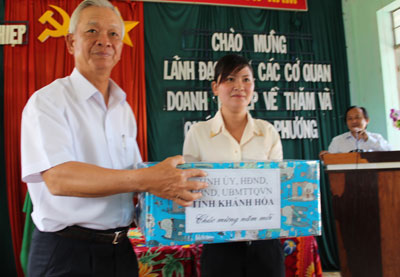 ông Nguyễn Chiến Thắng trao quà cho UBND xã Khánh Hiệp.