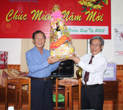  ông Lê Xuân Thân trao quà cho Làng trẻ em SOS Nha Trang.