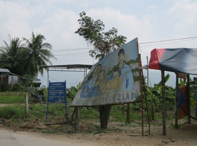 Bảng tuyên truyền sắp đổ!