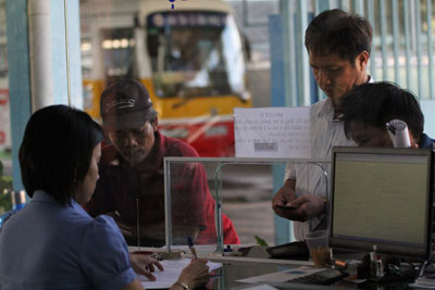 IMG_5320/Ô tô đến đăng kiểm, dán tem phí sử dụng đường bộ tại Trung tâm Đăng kiểm xe cơ giới Khánh Hòa.