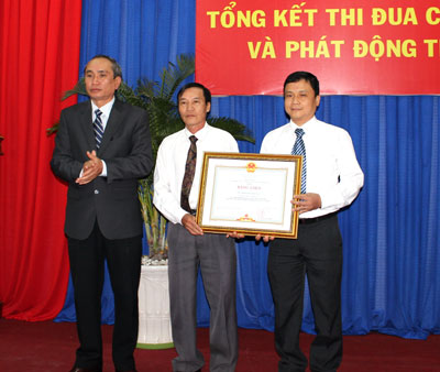 Ngày 30-1, Liên đoàn Lao động (LĐLĐ) tỉnh tổ chức hội nghị tổng kết phong trào thi đua năm 2012.