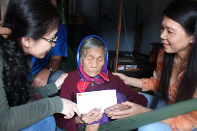 Đoàn viên Cục Thuế tỉnh thăm và tặng quà cụ Phan Thị Ý