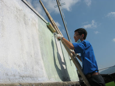 Đoàn viên Khatoco giúp mẹ Võ Thị Hộ sửa chữa, sơn mới nhà.