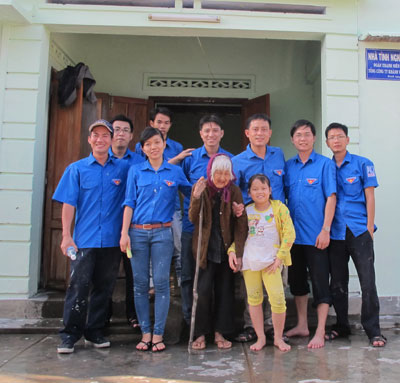 Đoàn viên, thanh niên Tổng Công ty Khánh Việt và mẹ Võ Thị Hộ bên căn nhà vừa được sơn mới.