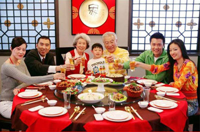 Bên mâm cơm gia đình ngày Tết. (Ảnh minh họa)