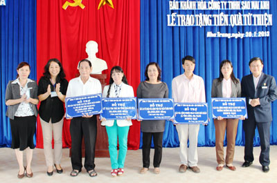  Đại diện 2 đơn vị trao tiền hỗ trợ cho các tổ chức từ thiện xã hội.