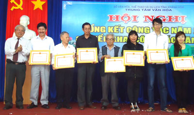 Lãnh đạo Trung tâm Văn hóa tỉnh trao giấy khen cho đại diện các tập thể đạt thành tích trong năm 2012.