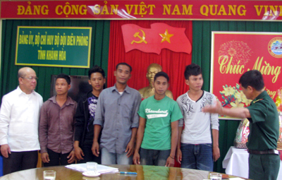 Bàn giao 5 ngư dân Philippines bị nạn