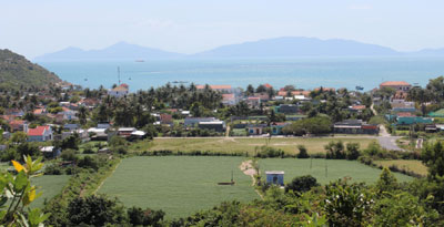 Toàn cảnh xã Ninh Vân nhìn về hướng biển.