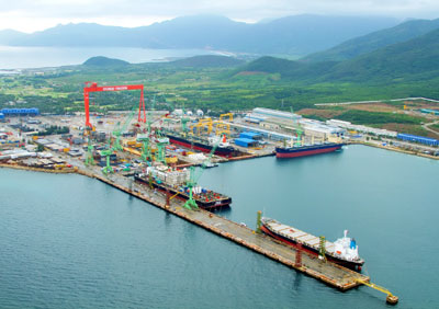 Nhà máy Tàu biển Huyndai Vinashin, một dự án động lực tạo đà cho Ninh Phước phát triển.