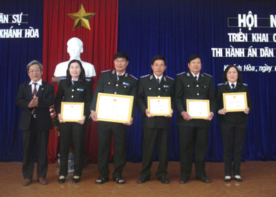 Ông Lê Xuân Thân trao Bằng khen của Bộ Tư pháp cho các tập thể, cá nhân có thành tích xuất sắc.