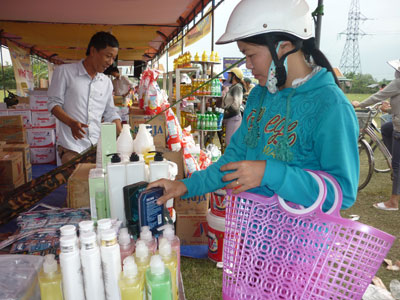  Phiên chợ hàng Việt tại xã Ninh Bình, Ninh Hòa thu hút gần 10.000 lượt người tham quan, mua sắm.