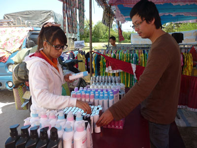 Hàng Việt có mặt tại các phiên chợ được người dân đánh giá cao. (Ảnh: Phiên chợ hàng Việt tại phường Cam Nghĩa, TP. Cam Ranh).