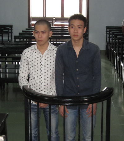  Hai bị cáo Hải và Thành trước vành móng ngựa