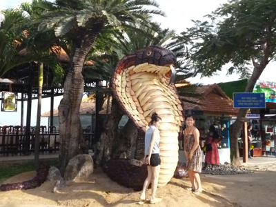 Rắn hổ chúa khổng lồ làm từ 2013 mảnh thân và bẹ dừa khô