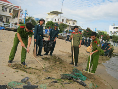 Đoàn Thanh niên Trường Sĩ quan Không quân tham gia dọn vệ sinh, thu gom rác thải tại khu vực bờ kè cầu Trần Phú đến cầu Xóm Bóng