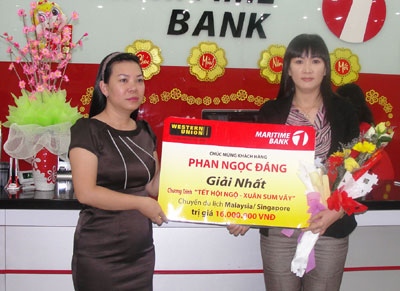 Đại diện Maritime Bank Chi nhánh Khánh Hòa trao giải cho khách hàng trúng thưởng