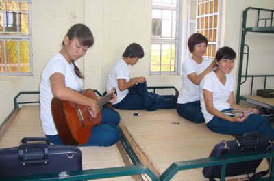 Trong số các học viên dự khóa bay Hàng không đang huấn luyện và học tập tại Trường Sĩ quan Không quân dịp này, có bốn nữ học viên trẻ trung, năng động…