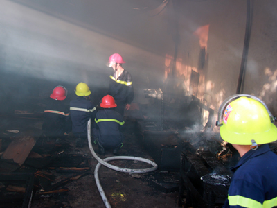 Một xưởng mộc bị thiêu rụi