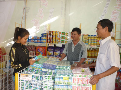 Hàng bình ổn giá lên miền núi