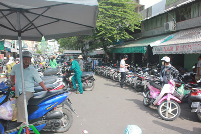 Ban ngày, nhưng điểm giữ xe tại khu vực chợ Đầm thu phí 5.000 đồng/lượt đối với xe máy.