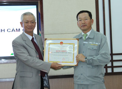 Ông Nguyễn Chiến Thắng trao bằng khen cho lãnh đạo Công ty TNHH Nhà máy Tàu biển Hyundai VinaShin.