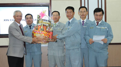Ông Nguyễn Chiến Thắng tặng quà Tết tại Công ty TNHH Nhà máy Tàu biển Hyundai VinaShin.