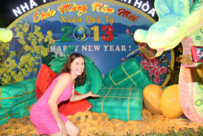  Khách nước ngoài cũng tranh thủ tạo dáng bên Tết Việt.