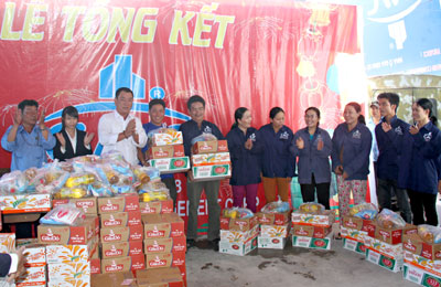 Lãnh đạo Công ty Cổ phần Tư vấn và Quản lý xây dựng CMC tặng quà Tết cho công nhân.