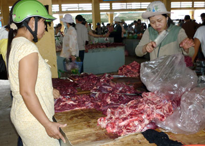 Chỉ còn vài ngày nữa là đến Tết Nguyên đán, nhu cầu tiêu dùng của người dân Nha Trang đang tăng mạnh kéo theo giá nhiều mặt hàng được đẩy lên cao.