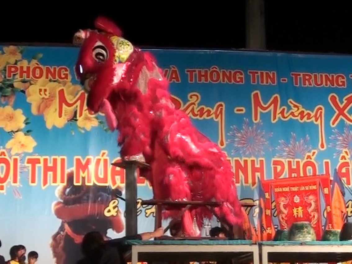 Một đội thi múa bài Mai Hoa Thung.