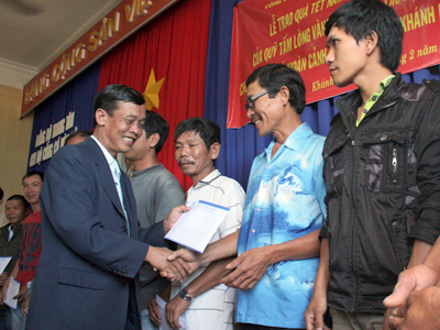 Quà Tết đến với 100 ngư dân, công nhân nghèo