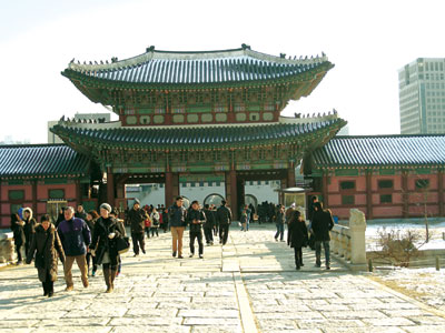 Dòng người thăm Cố cung Gyeongbok