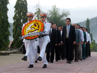 Viếng và đặt vòng hoa tại Nghĩa trang liệt sĩ Hòn Dung