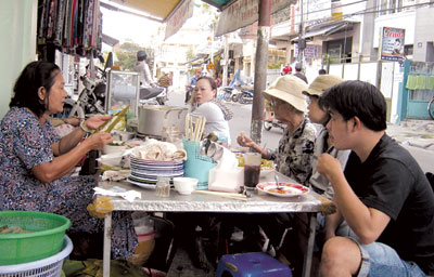 Quán bánh canh cô Định (số 1 Hai Bà Trưng) luôn hút khách về đêm.