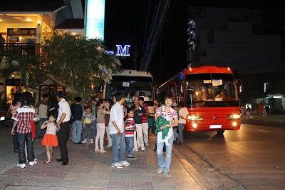 Du khách đổ về Nha Trang chơi Tết