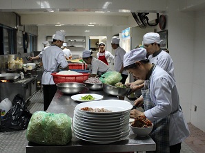 Bánh Tét Kỷ lục dài 38m được làm như thế nào?