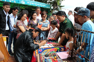 Ông đồ cho chữ ngày xuân ở Tháp Bà.