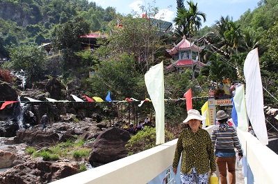 Đầu xuân đi chùa Suối Đổ