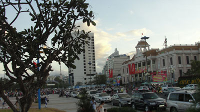 Đường Trần Phú luôn đông đúc trong những ngày Tết .