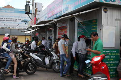 Hành khách đua nhau mua vé xe đi dịp sau Tết tại Bến xe phía Nam.