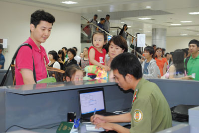 Hành khách làm thủ tục tại Cảng hàng không quốc tế Cam Ranh.