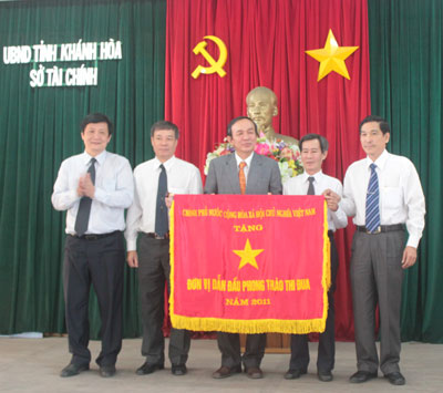 Phó Chủ tịch Thường trực UBND tỉnh Trần Sơn Hải trao Cờ Thi đua của Chính Phủ cho  Sở Tài Chính