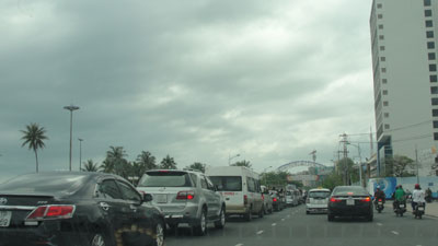   Xe ùn tắc nối đuôi nhau trên đường Trần Phú.