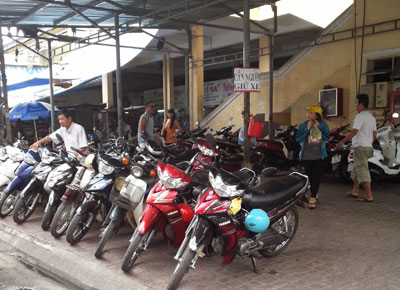  Một điểm giữ xe tại chợ Xóm Mới (TP. Nha Trang) thu 3.000 đồng/xe máy.