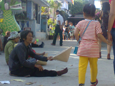 Nhiều đối tượng ăn xin xuất hiện ở chùa Từ Vân.