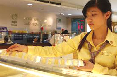 Vì sao giá vàng, USD biến động?