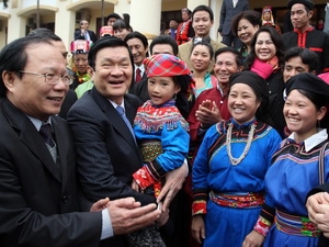 Chủ tịch nước Trương Tấn Sang với đồng bào các  dân tộc thiểu số. Ảnh: Nguyễn Khang/TTXVN